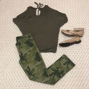 Skinny, camo pants!